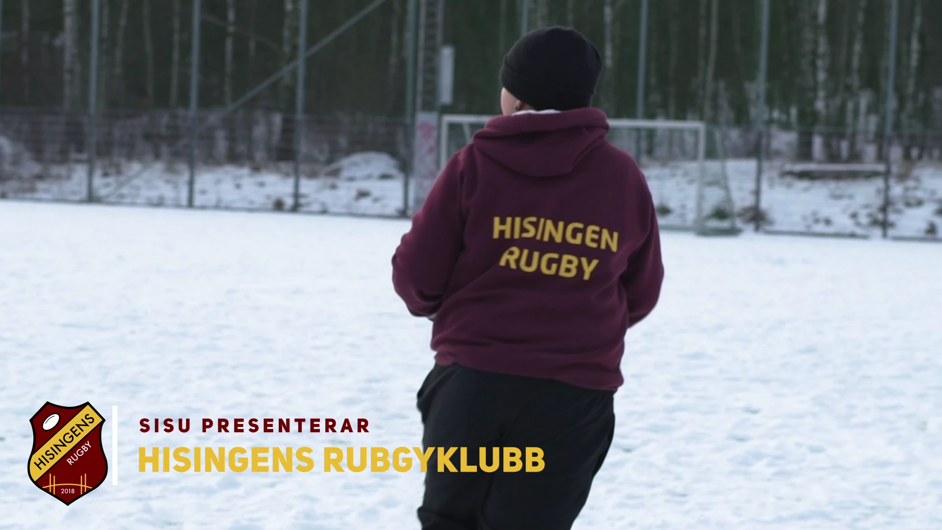En person i vinröd huvtröja med texten Hisingen Rugby på ryggen på en snötäckt plan, med texten ”SISU presenterar Hisingens Rugbyklubb”.