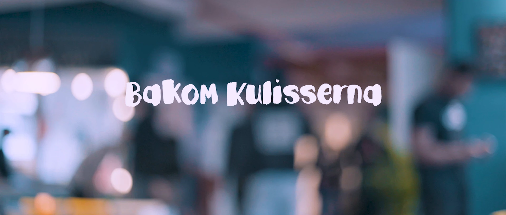 The title “Bakom kulisserna” in white text over a blurred shot of people in a lit room.